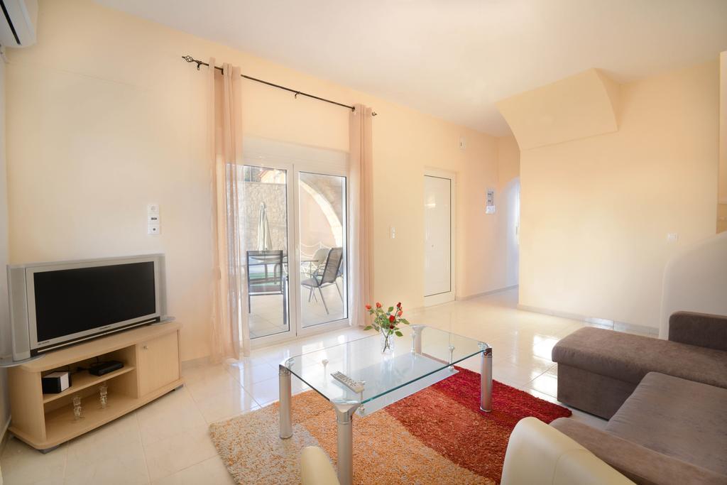 Villa Silvia By Andrian Villas Kalamitsion Alexandrou Ruang foto